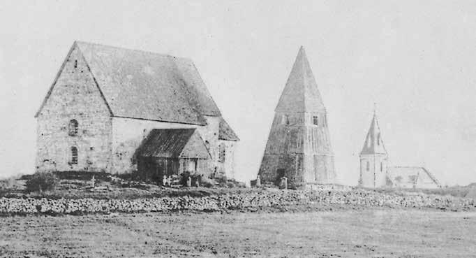 Fig. 116. Hamneda medeltida kyrka strax före rivningen 1894. I bakgrunden skymtar den nya kyrkan. Den gamla kyrkan var försedd med ett östtorn, placerat mellan långhuset och koret.