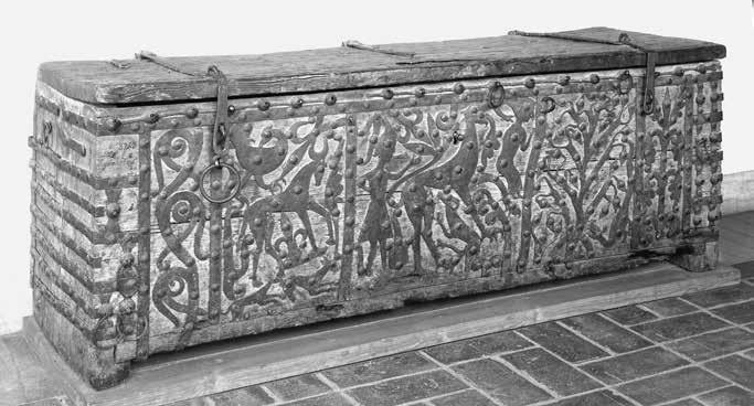 Fig. 119. Järnbeslagen kista från Rydaholms kyrka i Finnveden. Från samma trakt har ytterligare två kistor med likartat smide och av samme mästare bevarats.