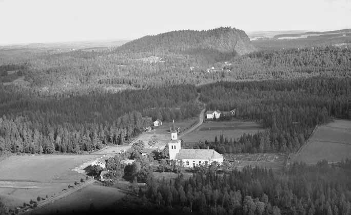 Fig. 6. Månsarps kyrka, region 2, från söder, med Tabergs karakteristiska silhuett i bakgrunden.