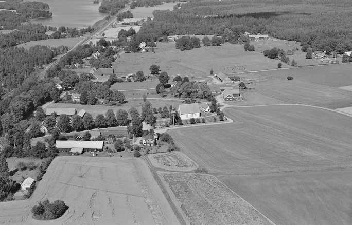 Fig. 7. Vrigstads kyrka och kyrkby vid 1800-talets slut. Den nuvarande kyrkan, som ersatte en tidigmedeltida stenkyrka, stod färdig 1866. Målning av okänd konstnär. Privat ägo.