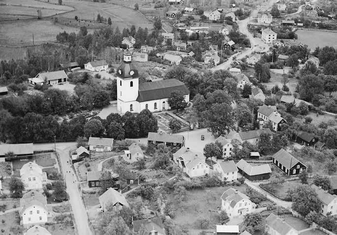 lägen och gärna i direkt anslutning till sjöstrand, befintlig eller före detta. Flertalet kyrkor har åtminstone i vissa väderstreck en vid utblick längs dalgången, så t.ex. Gärdserum (fig.