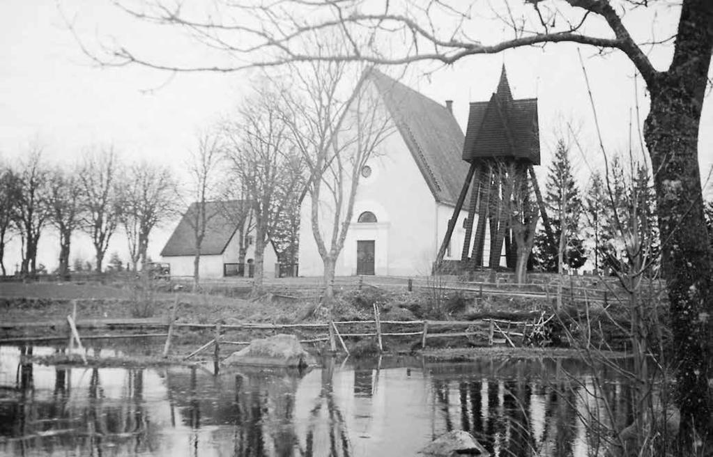Fig. 11. Mortorps medeltida kyrka ligger avskilt med prästgården på en låglänt udde i Hagbyån i Möre (region 7). Foto Erik Lundberg 1934, ATA.