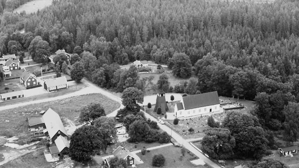 kyrka (region 6). Även nära den lilla träkyrkan i Granhult (omslagsbild, fig. 24 25) med sin komministergård finns numera en stor iögonfallande parkeringsplats (region 4).