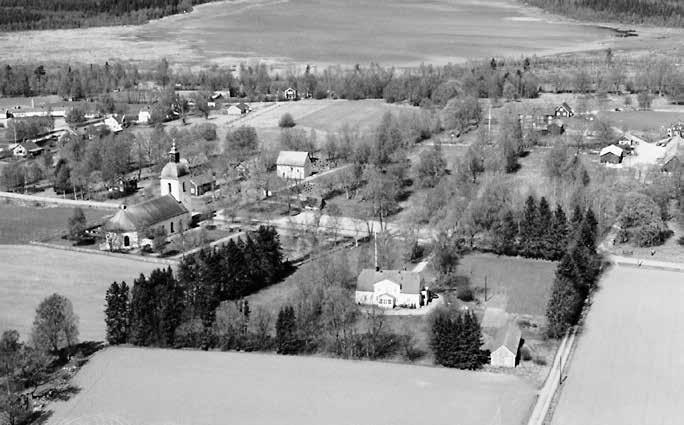 välbevarad stadsbebyggelse. 1800-talskyrkan har här ett dominerande läge nära järnvägen i utkanten av den äldsta stadskärnan.