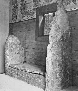 från 1100-talet. Stavkyrkoplankornas form och motståndskraftiga material, i allmänhet ek, gjorde dem speciellt lämpade för en sekundär användning som golvbräder.