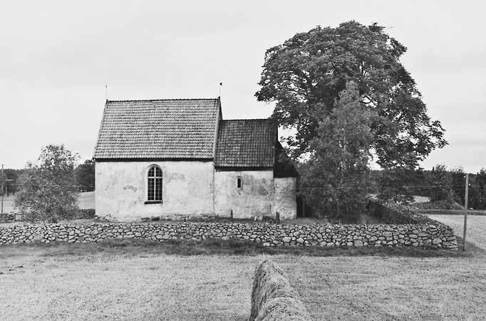 Fig. 28. Drevs gamla kyrka, Värend. Kyrkan övergavs 1868 men togs i bruk som magasin och undgick därmed rivning.