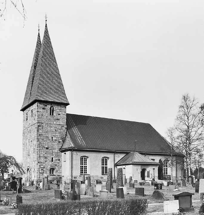 Fig. 32. Rydaholms kyrka, Finnveden. Exteriör och planritning i skala 1:800. Det mäktiga romanska kvaderstenstornet behölls då kyrkan i övrigt förnyades på 1790-talet.
