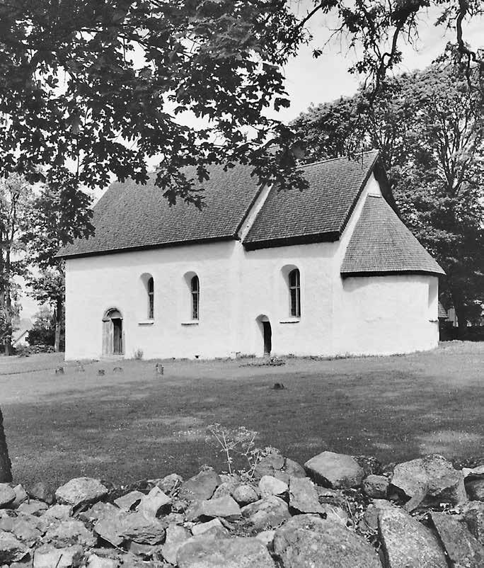 Fig. 33. Myresjö gamla kyrka representerar den grupp av högromanska kyrkor från 1100-talet som präglat Njudungsbygden. Kyrkan lämnades öde 1876. Foto Sören Hallgren 1972, SvK:s arkiv, RAÄ.