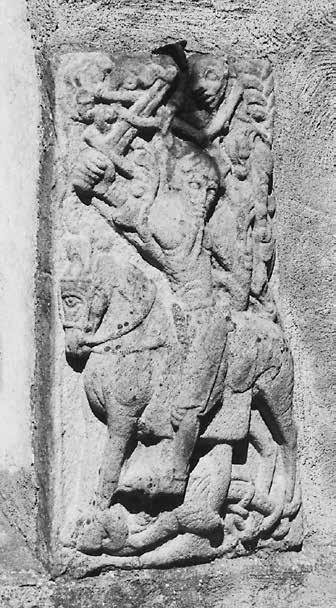 Fig. 45 a b. Rydaholms kyrka, Finnveden. Återanvända skulpturdetaljer från den romanska kyrkan, nu placerade i anslutning till det nuvarande södra vapenhusets ingång (fig. 32).