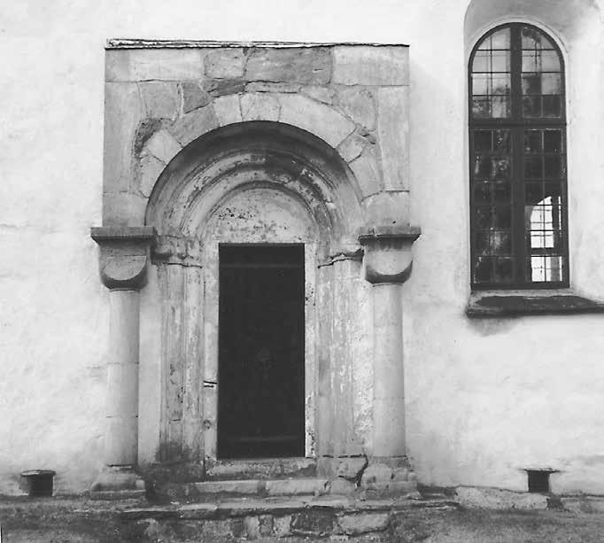 Fig. 46. Den flersprångiga baldakinportalen i Lannaskede gamla kyrka. Återställd i samband med restaureringen 1935 38. Foto Marian Ullén 1996, SvK:s arkiv, RAÄ.