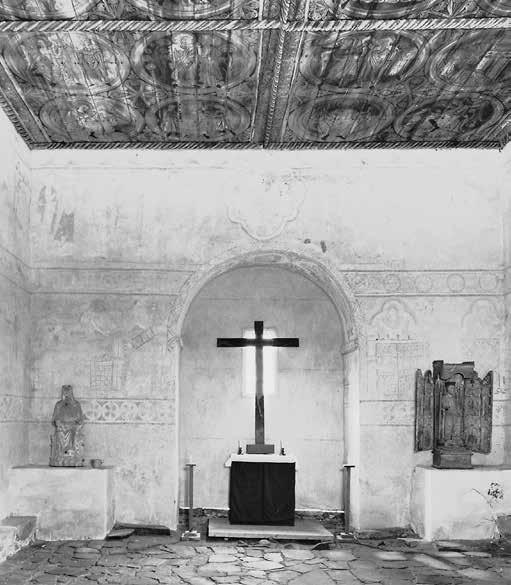 Fig. 55. Interiör av Hemmesjö gamla kyrka, Värend. Kyrkan, som övergavs på 1850-talet, är en av de äldsta romanska stenkyrkorna i Värend och en av de få kyrkor som välvdes under senmedeltiden.