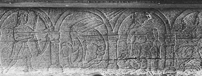 Fig. 57. Detaljer av den norra takfotsbrädan i Dädesjö gamla kyrka med dess unika dekor av olika fabeldjur och krigare. Foto Sören Hallgren 1965, ATA. förändrad genom senare fönsterförstoringar.