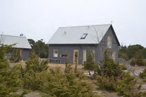 De återfinns i relativt nära anslutning till äldre öppna landskapsområden i form av åkermark.