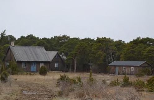 Samtliga är uppförda i trä, med svarta eller grå tak och mörka fasadkulörer, vilket gör att de inte stör landskapet visuellt.