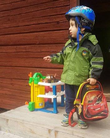 Några har flyttat hit till egna lägenheter, andra är inneboende hos en familj, andra bor i de två boenden för ensamkommande barn.