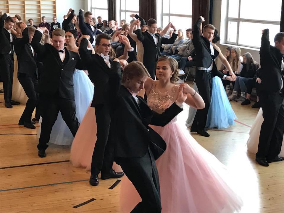 DE GAMLAS DAG De Gamlas Dag firas med en dansuppvisning i skolan på dagen och på kvällen gemensamt med de finska gymnasierna.