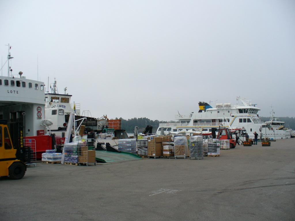 Arbetsfördelningen i omlastningen av godset är att anställda vid Stavsnäs Vinterhamn AB lossar lastbilarna med hjälp av chauffören vilka med truck transporterar godset fram till fartygen där