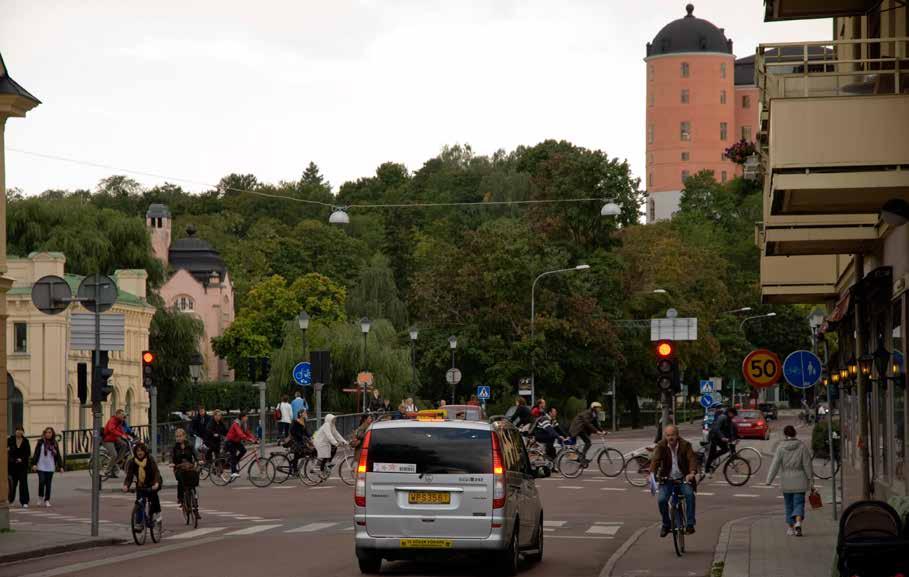 BILEN PÅ STADENS VILLKOR Bilen har en viktig funktion i många människors liv och vissa grupper klarar sig inte utan den.