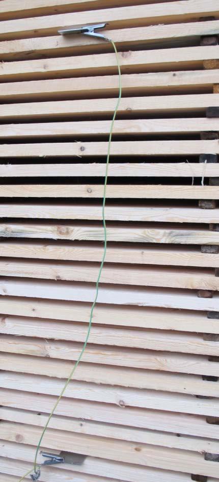 10(33) 2.2 Dryzone Under projektet har Dryzone lånat ut ett mätsystem för kontinuerlig fuktkvotsmätning under pågående torkning. Systemet installerades i en kammartork vid Kåge såg.