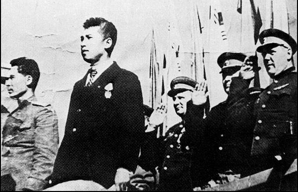 Därför kan också Koreas lycka bara uppnås genom de heroiska ansträngningar som ni, det koreanska folket, gör. Kom ihåg, koreanska folk! Ni har lyckan i era egna händer.