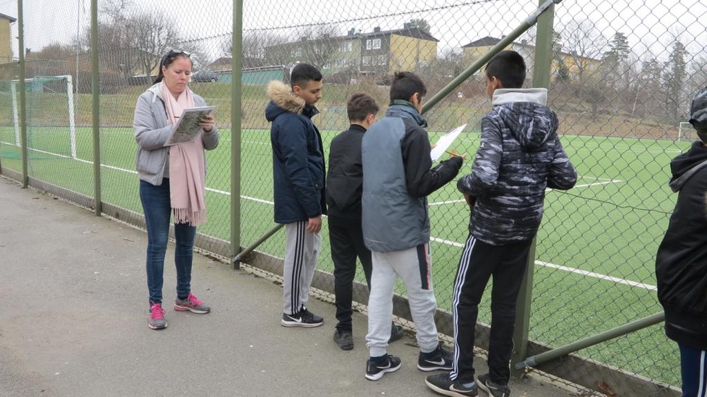 Plats 1 Fotbollsplanen De flesta skolbarnen tyckte det var bra att fotbollsplanen är stor (32) och att det är många mål (10) så att många kan vara där samtidigt och spela fotboll (10) och även