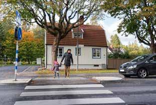 Bilen ska stanna för den som går, men de som går har aldrig rätt att kliva rätt ut i gatan. Barn på sparkcykel, skateboard och andra lekfordon räknas som gående.