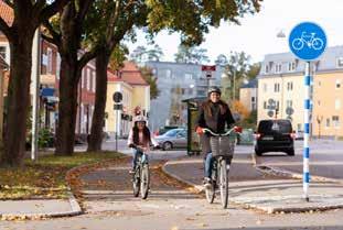 2. Cykla säkert I Sverige är det lag på att alla barn under 15 år ska använda cykelhjälm. Det är lika viktigt även för vuxna att använda hjälm när man cyklar.