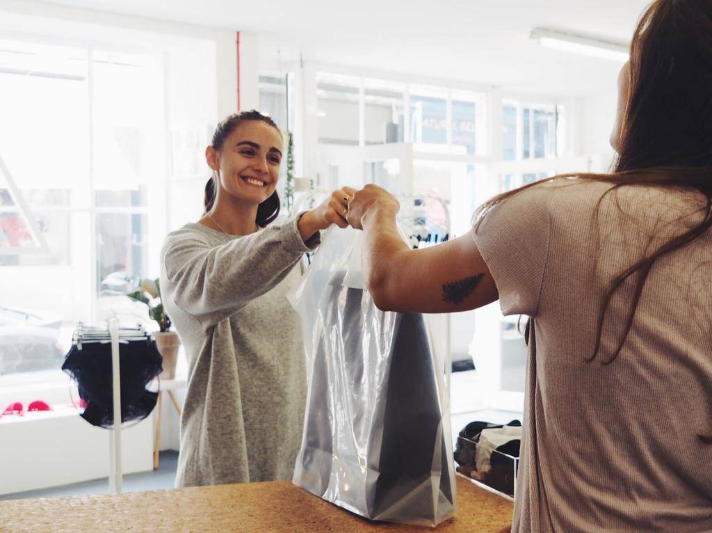 OM URB-IT Urb-it är ett plattformsföretag som genom sina tjänster, kopplat till ett nätverk av Urbers, erbjuder flexibla, personliga och miljövänliga leveranser samma dag till Retailers och