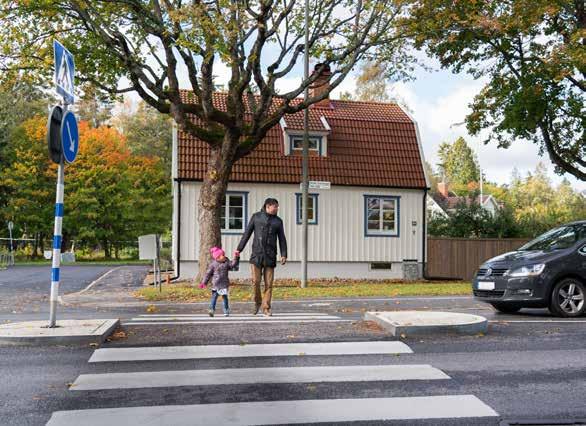 Gående. Det är viktigt att se sig för och att få ögonkontakt med andra.