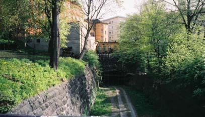 på gaveln mot JH Romans Park, synlig från Högbergsgatan. I fastigheten Dykärret Större 13 finns en förskola i källarplanet med fasad och gård mot Mariagårdstäppan.