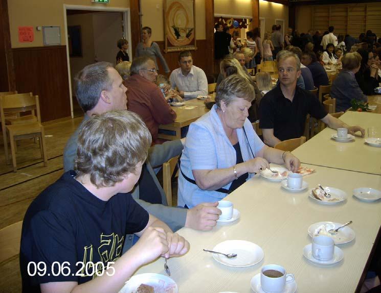 Här ser vi några som fikar på skolavslutningen 2005 Tävlingen från förra numret var det ingen som skickade in någon lösning på.