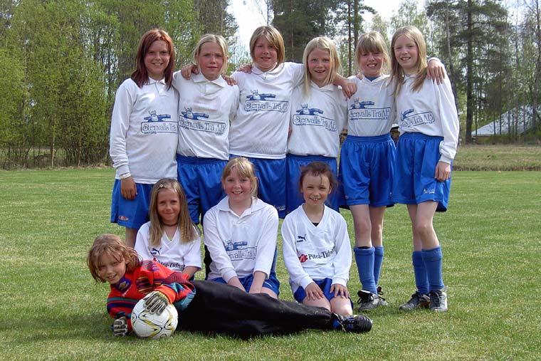Sikfors SK Flickor -94 Lagbild tagen efter första hemmamatchen på gräs, då tjejerna mötte Sunderby SK och spelade oavgjort 3-3. Följande match på bortaplan besegrades Älvsby IF med 2-1.