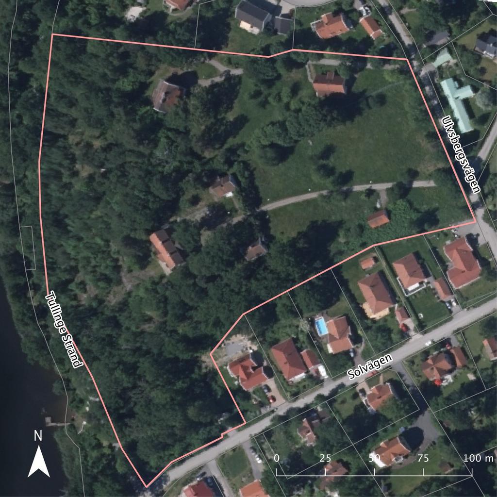 2 Naturmiljö och naturvärde Översiktlig beskrivning 2 Ulfsbergsgården med omgivande trädgårdsmiljö upptar drygt halva fastigheten.