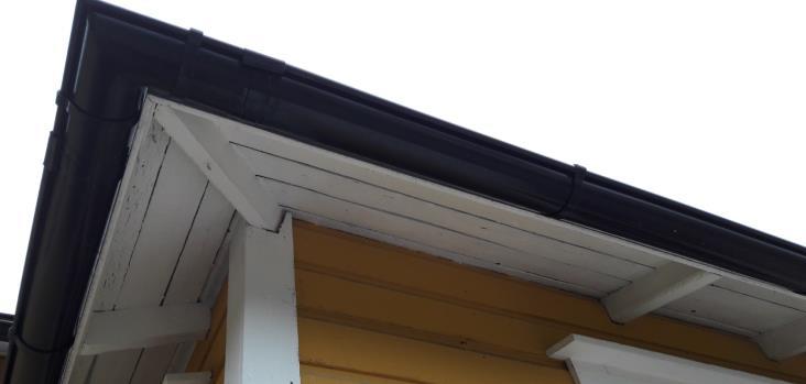 Nivåskillnaderna skall åtgärdas genom sluttningar som följer den naturliga markytan eller genom att terrassera gården med hjälp av stödmurar. Höga terrasseringar tillåts inte. 3.