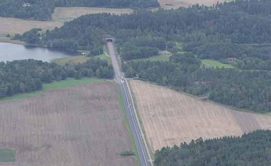 Anslutningen av fastigheterna väster om vägen vid Tillflykten sker på samma sätt som idag via Lindöbrovägen när de kör i riktning mot