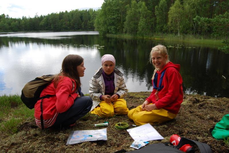 4 Scouting bygger långt på att vi medlemmar ges en chans att utmanas och utvecklas. Vi erbjuds lite större skor än vi kanske för stunden känner oss bekväma i, men också stöd att växa in (och ur) dem.