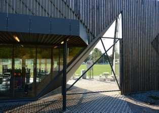 Referensbilder från Lidingö och Lidingövallens läktare som även inrymmer café och omklädningsrum.