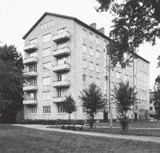 Arkitekter var bl a R Dahlberg, D Grip, E Holmdal m fl. Större delen av husen byggdes om på 1980-talet, bl a har fönster bytts.