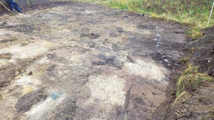 Arkeologisk förundersökning i Säby 2:4 Figur 5. Översikt över den östra delen av schakt 253. Till höger i bild syns ett stenfyllt åkerdike samt de svartfläckiga resterna efter kol-lager A238.