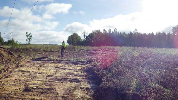Arkeologisk förundersökning i Säby 2:4 Figur 12. Schakt 390 sett från väster. I schaktet påträffades enbart en grop med matjord i fyllningen, vilket talar för en sen tillkomst.
