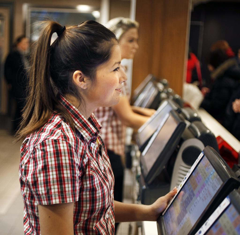 2012 UPPGICK inkomsterna hos de som jobbar på McDonald s och hos våra LEVERANTörer till 2,5 miljarder Under de 40 åren i Sverige har