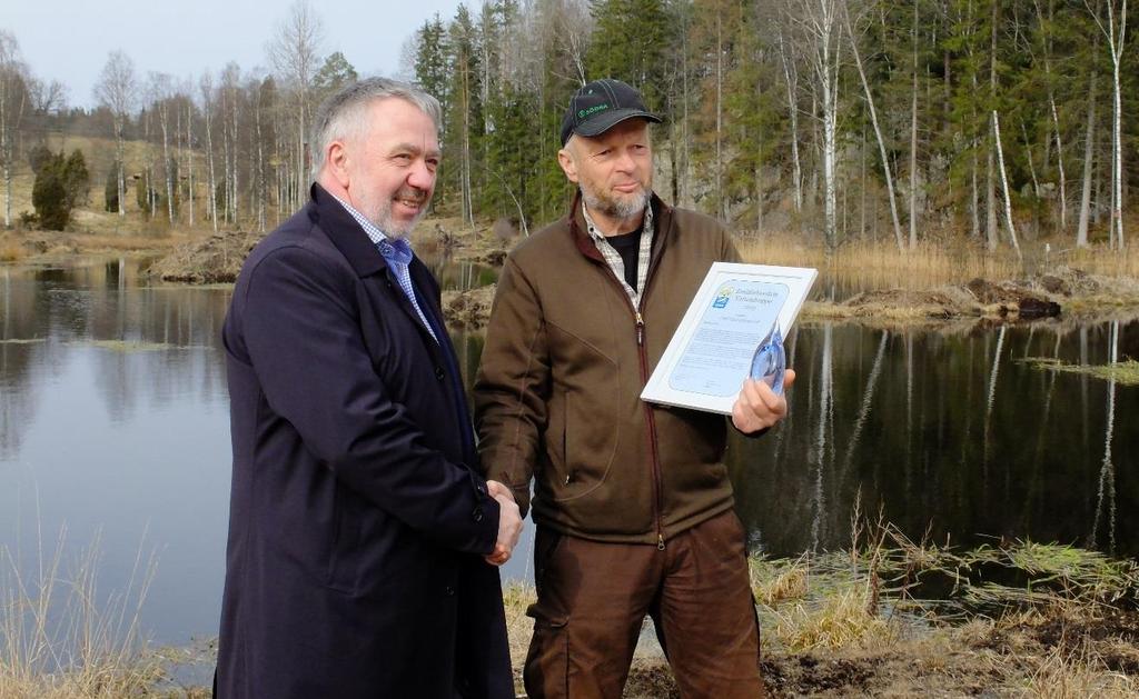 7 Figur 3. Vattenpriset Vattendroppen tilldelades Carl-Gustaf Liderfelt för sitt arbete med att återskapa våtmarker i skogslandskapet. Foto: T.Nydén.