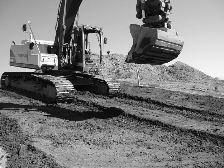 Figur 4-11. Figure 4-11. Packning av tätskiktet i slänt på SRV Återvinning. Packing of the barrier layer in slope at SRV Återvinning.