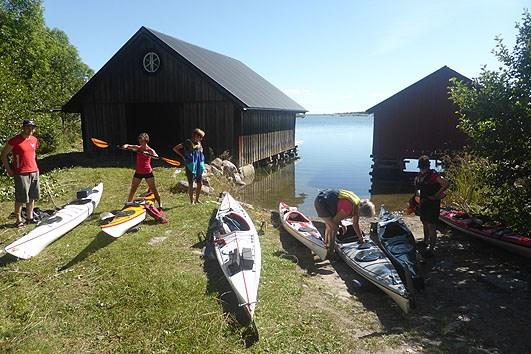 Solskenstur i kajak kring norra Gräsö med Friluftsfrämjandet Märsta Sigtuna 13-16 augusti 2015 Äntligen är sommaren här tänkte vi när vi förväntansfulla samlades i Märsta för