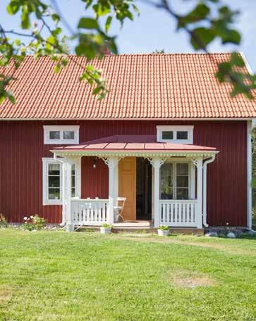 »MED CHARM SÅ DET FÖRSLÅR.«Hus i klassisk svensk byggnadsstil som totalrenoverats de senaste åren. Allt är genomtänkt utfört för att bevara och plocka fram rätta känslan hos ett äldre hus.