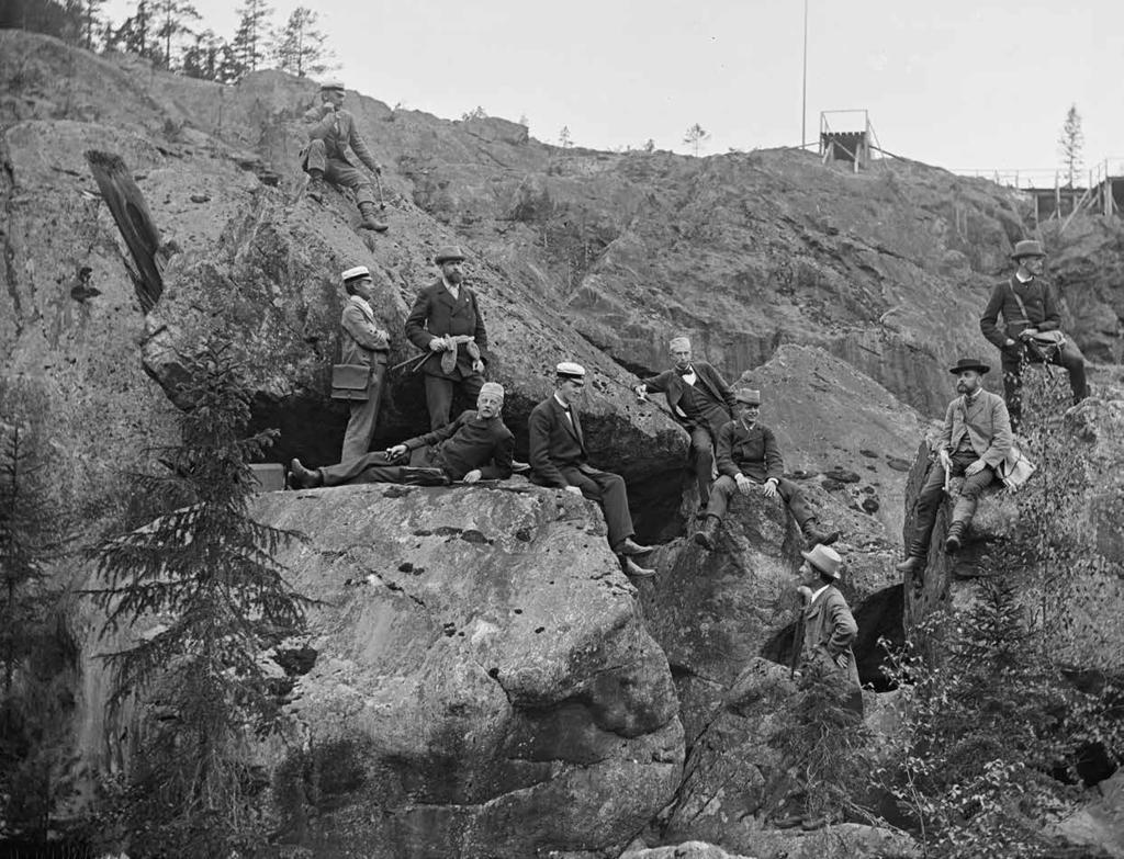 Deltagarna i Mineralogisk-geologiska institutets vid Stockholms högskola exkursion till Jämtland beskådar Döda fallet vid Bispgården. Fotografiet är taget av Axel Hamberg 19 juni 1893. Arvid G.