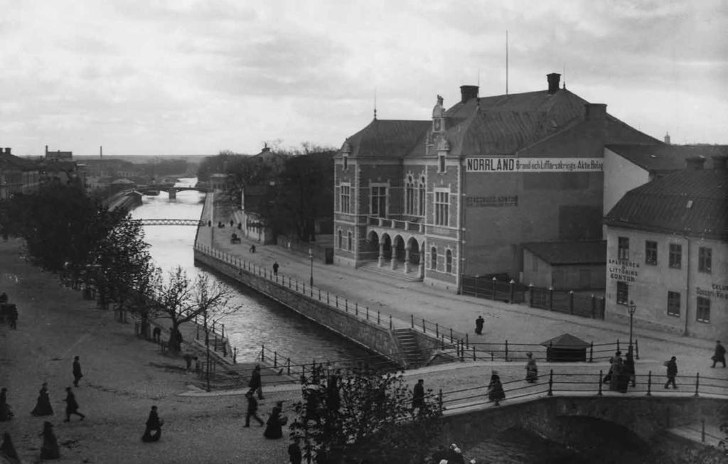 Norrlands nations nya byggnad och Nybron på fotografi taget av Th. Bäckström våren 1896. Uppsala universitetsbibliotek.