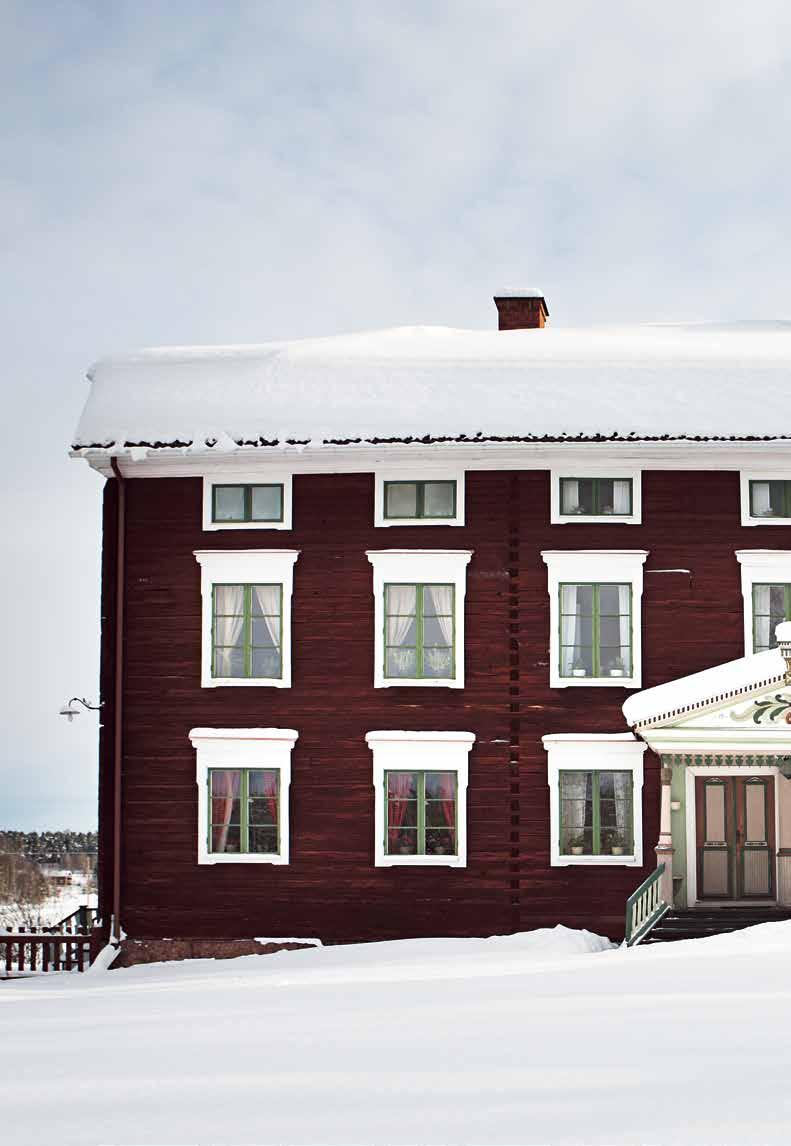 Speciellt är också att det bara finns ett enda bostadshus på gården, men som byggdes i två identiskt lika delar för två bröder.