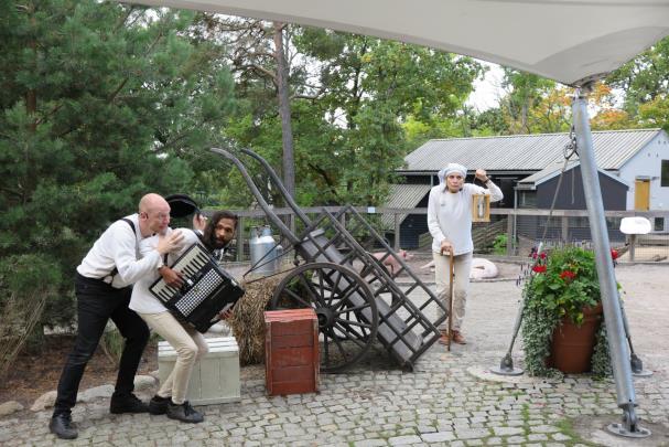 Barnteater: Borgmästaren Foto: Cecilia Törnqvist Persson Teater för barn 3-6 år. För länge sedan, i en stad långt bort, bor djur och människor, i harmoni med varandra.