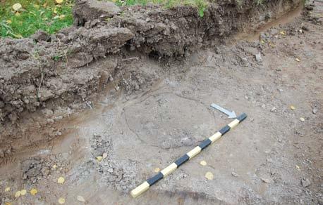 Vid förundersökningen lades ett ca 1,30 meter brett och ca 98 meter långt schakt i nordvästlig sydöstlig riktning (figur 5). Schaktet hade ett djup på 0,55 0,90 meter.